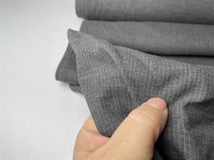 Beklædningsuld - grå klassisk uld med tynd stribe, strækbar